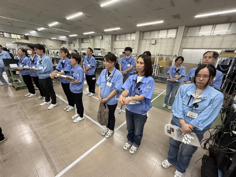 参加者をサポートした先生役のマウスコンピューター飯山工場の社員たち