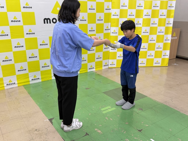 卒業式で組み立て教室の修了証書を内田校長から受け取った