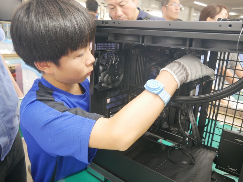 ケーブル同士の接続作業も少なくない