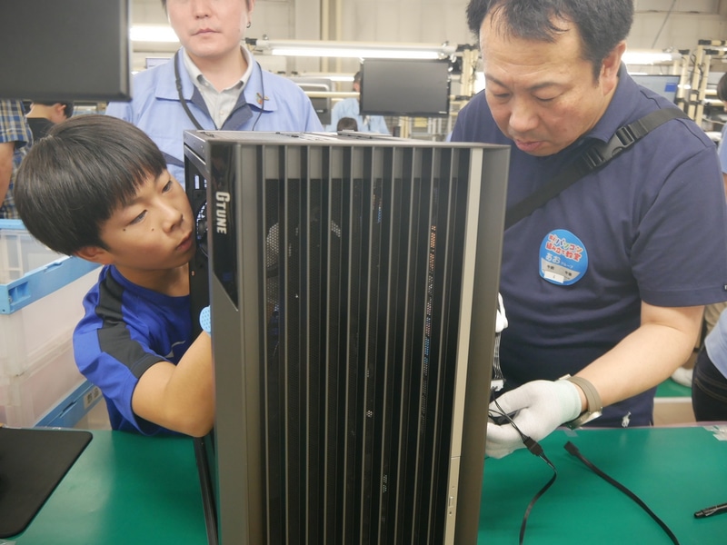 親子が協力して、裏側からケーブルを引っ張り出す作業を繰り返す