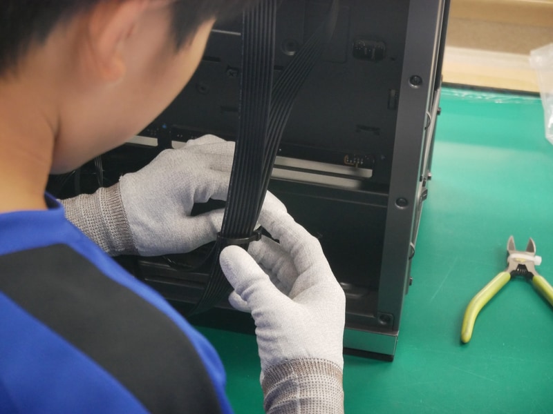 結束バンドを使用してケーブル類の処理を行なう