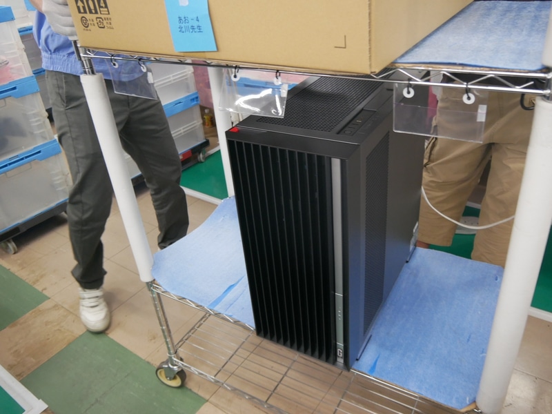 完成したPCを荷台に乗せて、検査に向かう