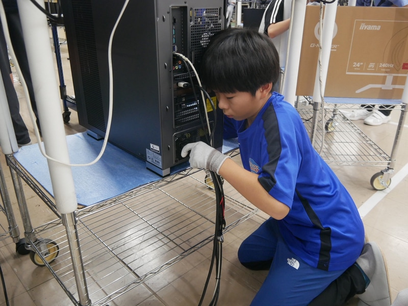 検査用のケーブルを接続する