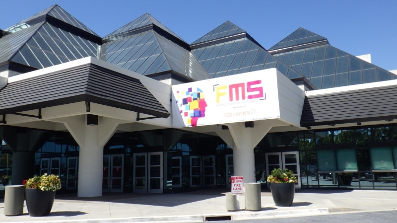「FMS: the Future of Memory and Storage」の会場となったサンタクララコンベンションセンター(SCCC: Santa Clara Convention Center)(米国カリフォルニア州サンタクララ)の外観。2026年8月3日夕方(現地時間)に筆者が撮影したもの