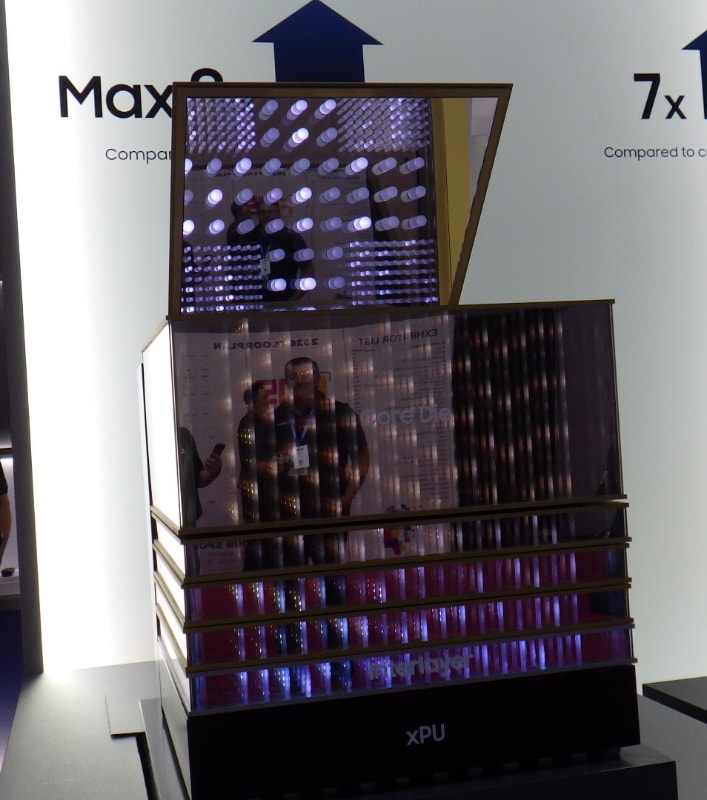 展示会のSamsungブースに出品されていた「zHBM」の巨大な模型。4枚のDRAMダイをXPUの上に積層したもの(最下層のコアダイとXPUの間には中間層がある)。最上層のコアダイの上には鏡が斜めに置いてあり、TSVと思われる円柱列(太いTSVと細いTSV)を来場者が確認できるようになっていた。筆者が2026年8月5日に撮影したもの