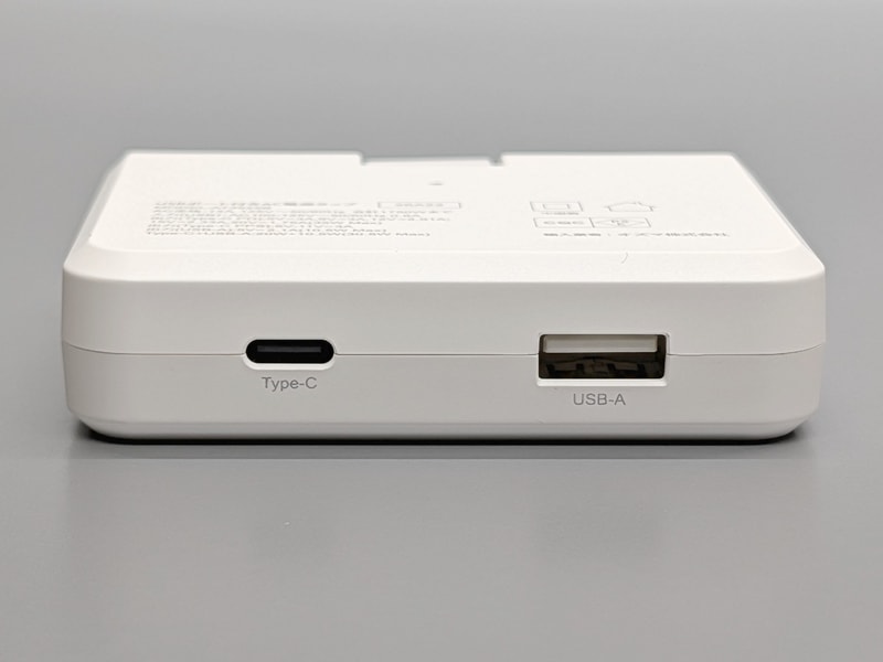 下面にはコンセントではなくUSB Type-A 1基、USB Type-C 1基が配置されている