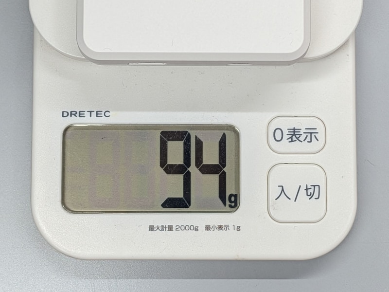 本製品は94gと倍近くある。持ち歩くにはやや応える重さだ