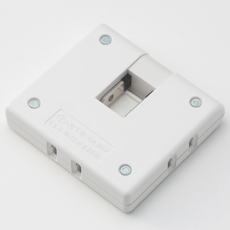 これは<a href="https://www.muji.com/jp/ja/store/cmdty/detail/4550344804612" class="n" target="_blank">無印良品</a>の同一コンセプトのタップ。プラグが完全に収納できるのでほかの荷物に傷を付ける心配がない(写真はメーカーサイトより)