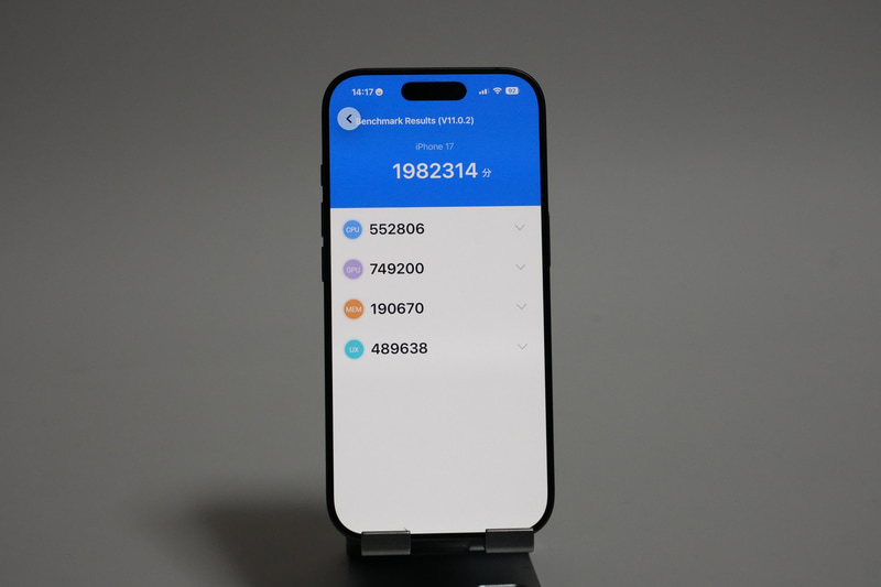 「AnTuTu Benchmark V11.0.2」の総合スコアは、スマホのみで1982314、スマホ冷却ハンディファン装着時で2221694