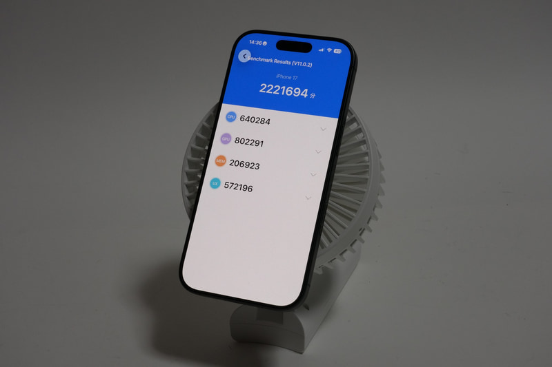 「AnTuTu Benchmark V11.0.2」の総合スコアは、スマホのみで1982314、スマホ冷却ハンディファン装着時で2221694