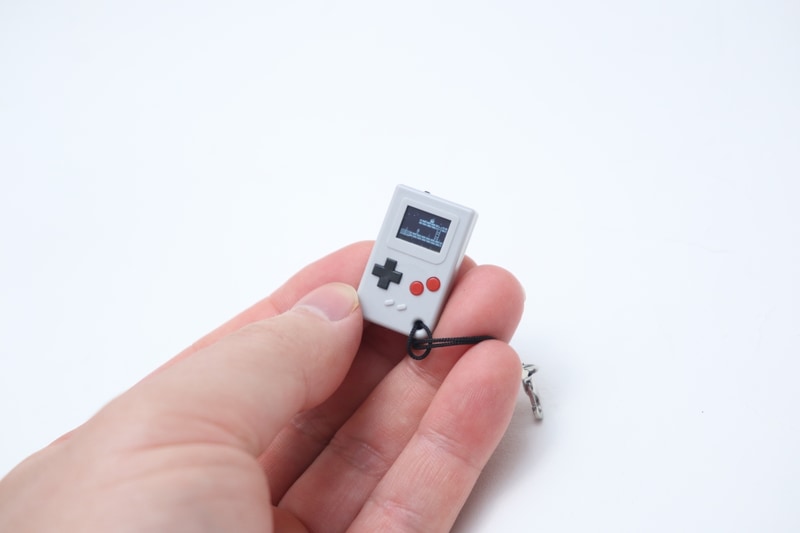 親指サイズのゲーム機Thumby。Claude Codeがあり、このサイズに収まるのであればどんなゲームでも作れる