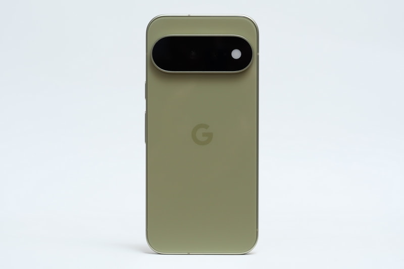 背面。Gorilla Glass Victus 2を採用し光沢仕上げ。試用機の本体色はPistachio