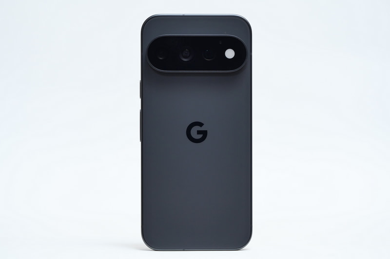 背面。Gorilla Glass Victus 2を採用しマット加工。試用機の本体色はObsidian