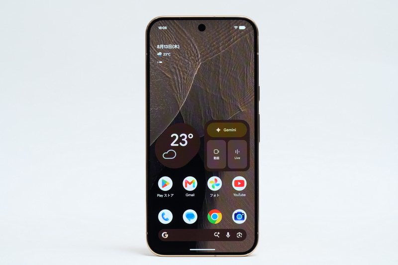 正面。こちらもカバーガラスはGorilla Glass Victus 2を採用し耐傷コーティング加工を施している