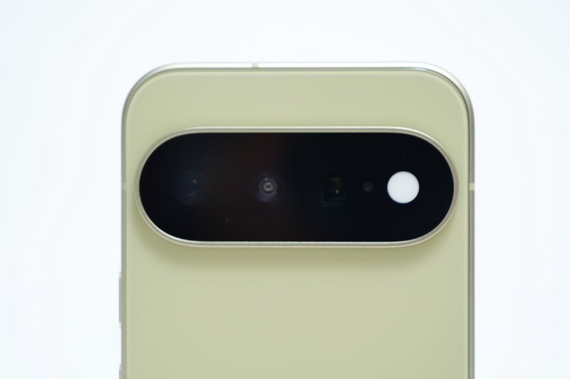 Pixel 11の背面カメラ。ユニット全体がガラスで覆われ、黒で統一された新デザインとなり、カメラユニットの一体感が高められていると感じる