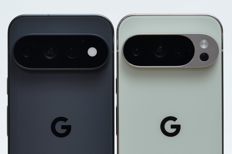 Pixel 11同様、Pixel 11 Pro(左)のカメラユニットも上下の幅がPixel 10 Pro(右)より1mmほど増えた