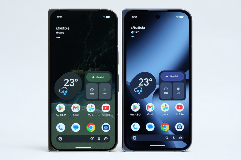 Pixel 10 Pro Fold(右)との比較。フットプリントは変わっていない