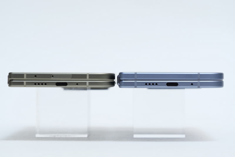 閉じた状態では、Pixel 10 Pro Fold(右)と比べ厚さが0.7mm薄い10.1mmとなった
