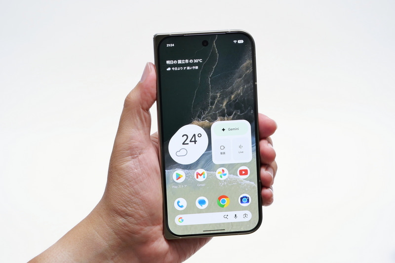 実機を手にすると、Pixel 10 Pro Foldより軽くなったと実感できる。本体の薄さと合わせて持ちやすさが向上したと感じる