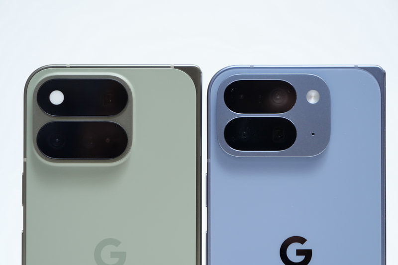 Pixel 10 Pro Fold(右)との比較。カメラユニットは縦幅が増え横幅が減っている