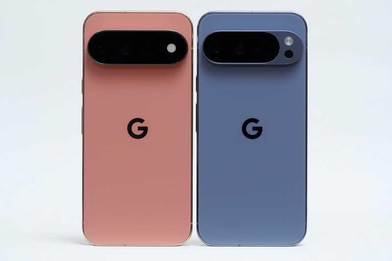 背面側の比較。同じく左がPixel 11 Pro XL、右がPixel 10 Pro XL