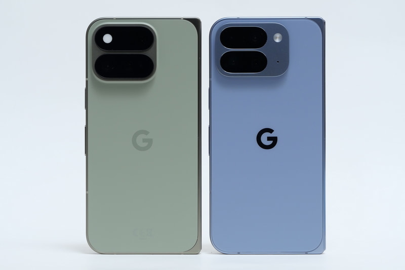 背面の比較。左がPixel 11 Pro Fold、右がPixel 10 Pro Fold