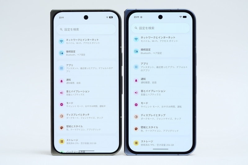 Pixel 10 Pro Fold(右)と比べると、Pixel 11 Pro Fold(左)のカバーディスプレイがひとまわり大きく、ベゼル幅が狭められていることがよく分かる