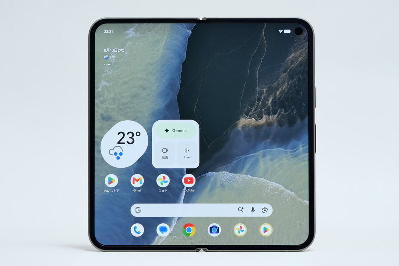 折りたたみディスプレイは2,076×2,152ドット表示対応の8型有機EL「Super Actua Flexディスプレイ」で、仕様はPixel 10 Pro Foldとほぼ同じだが、こちらもピーク輝度が高められている