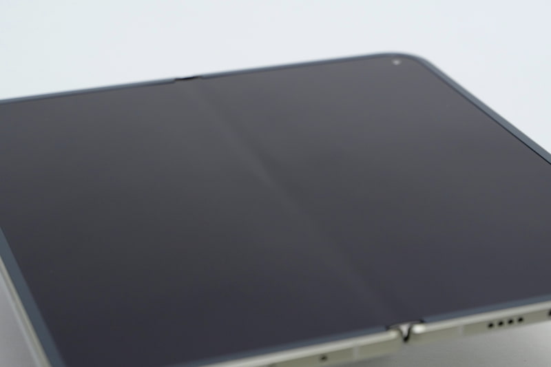 ヒンジ部の凹みは指で触るとはっきり感じられるが、Pixel 10 Pro Foldよりも浅くなっている