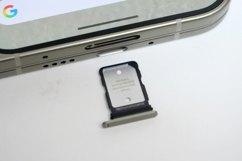 Pixel 11 Pro FoldのSIMカードトレイは下部側面に配置。こちらもnanoSIMを装着可能