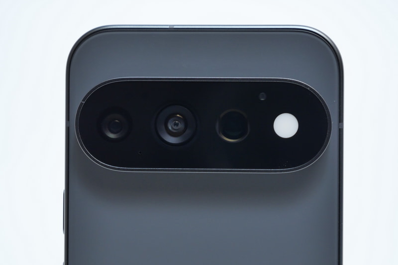写真はPixel 11 Proだが、Pixel 11 Pro XLと合わせ、従来背面カメラユニットの右側に搭載していた温度センサーが省かれた