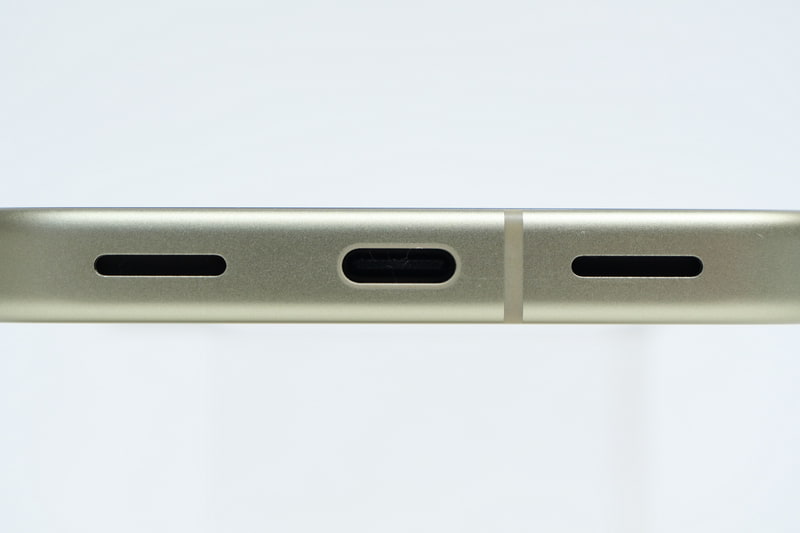 全モデルとも、下部側面のUSB Type-CポートはUSB 3.2 Gen 2対応(写真はPixel 11)