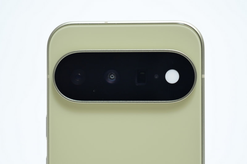 Pixel 10の背面カメラ。左から広角、超広角、望遠の順にレンズが並んでいる