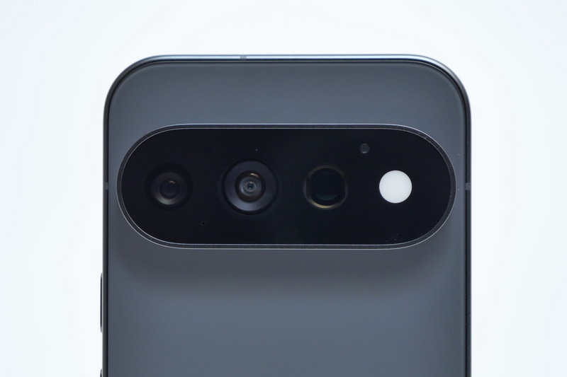 Pixel 11 Proの背面カメラ。左から広角、超広角、望遠とレンズが並んでいる