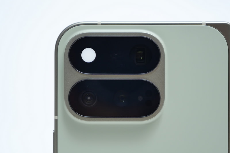 Pixel 11 Pro Foldの背面カメラ。上段右に望遠、下段左から超広角、広角とレンズが並んでいる