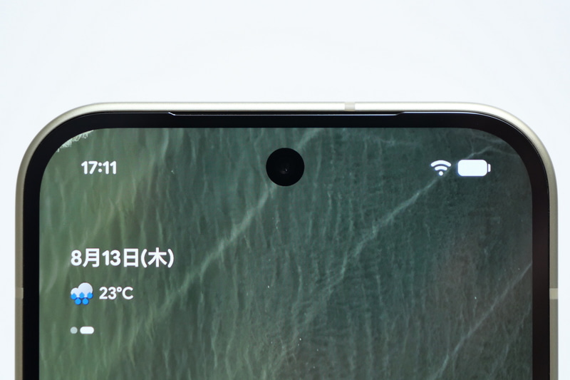 Pixel 11の前面カメラ。ディスプレイ上部にパンチホールで搭載