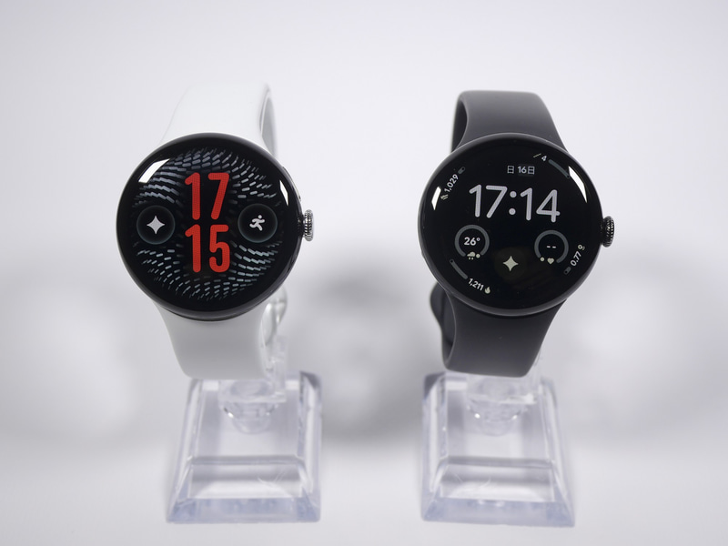 Pixel Watch 5(左)と「Pixel Watch 4」(右)の41mmモデルを並べてみたところ。サイズは同じなので見た目にはほぼ違いがない