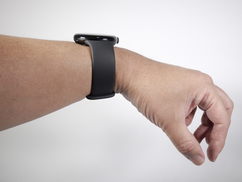 Pixel Watch 5では標準で「ダブルピンチ」の操作に対応。米Appleの「Apple Watch」シリーズでいうところの「ダブルピンチ」に当たる操作で、ボタンを押したり画面をスクロールしたりするのに用いる