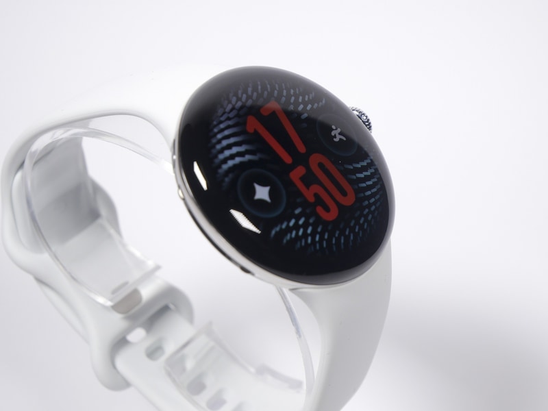 ディスプレイはPixel Watch 4を継承したドーム型のデザインで、大きく見やすい