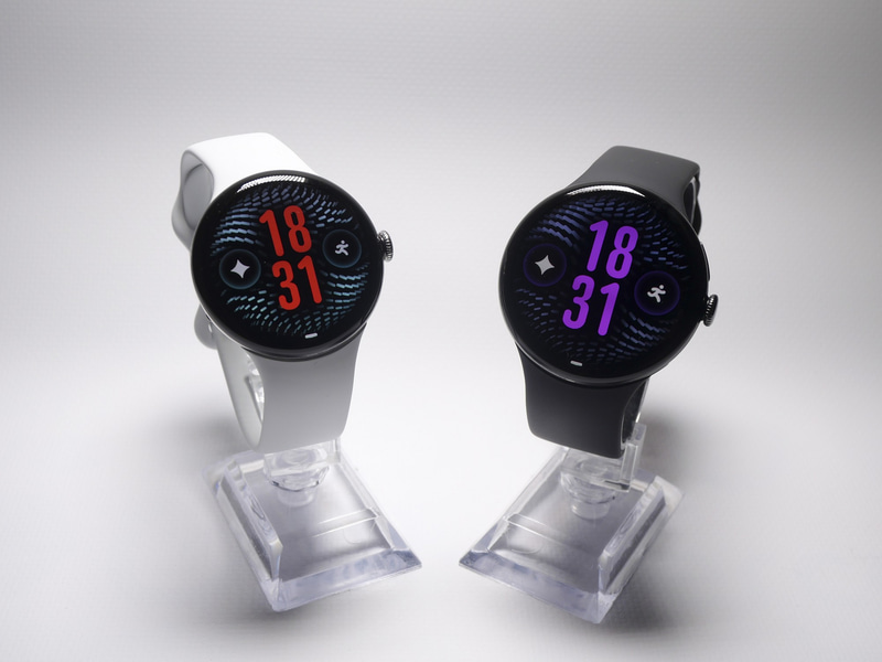 Googleの新しいスマートウォッチ「Pixel Watch 5」。今回も41mm(左)と45mm(右)の2モデル構成となっている