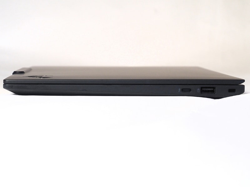 ThinkPad X1 Carbon Gen 14 Aura Editionの右側面。USB 3.2 Gen 1(Always On)とThunderbolt 4が用意されている