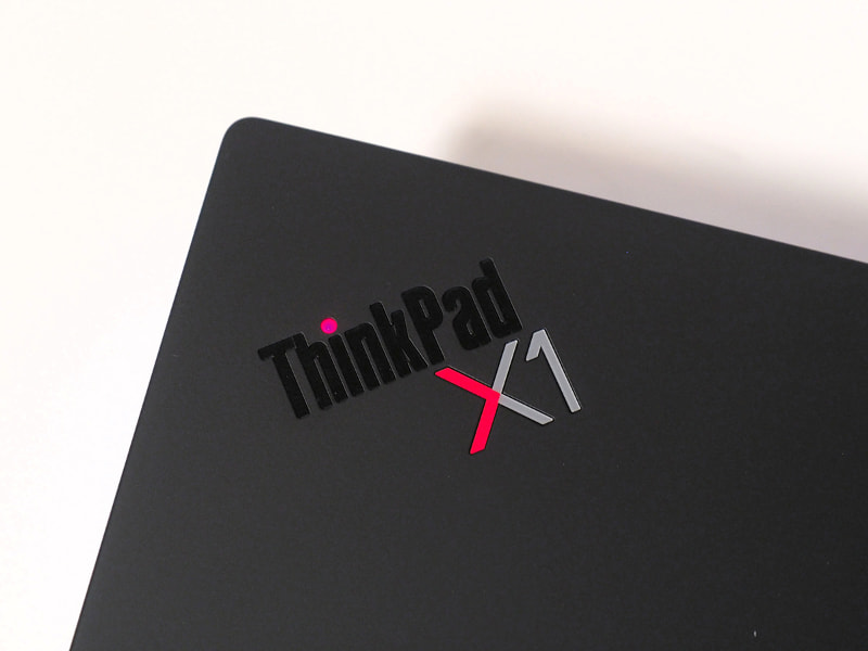 ThinkPad X1ロゴのiの点が赤色LEDになっており、電源を入れると点灯する