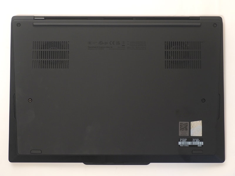 ThinkPad X1 Carbon Gen 14 Aura Editionの底面。有機ELモデルはマグネシウム合金が使われており、液晶モデルはアルミニウム合金が使われている。重量はマグネシウム合金のほうが軽い