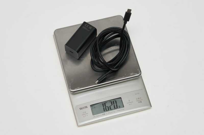 ACアダプタと電源ケーブルの合計重量は実測162g