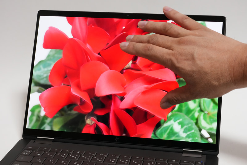 タッチ、ペン対応の14型3K OLEDを搭載