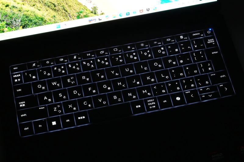 キーボードはバックライト付き