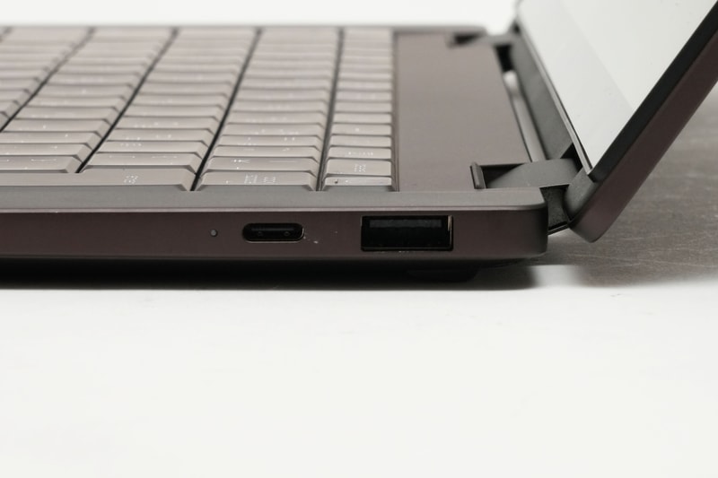 右側面にはUSB4(Power Delivery 3.1、DisplayPort 2.1、給電対応)、USB 3.2 Gen 2を用意