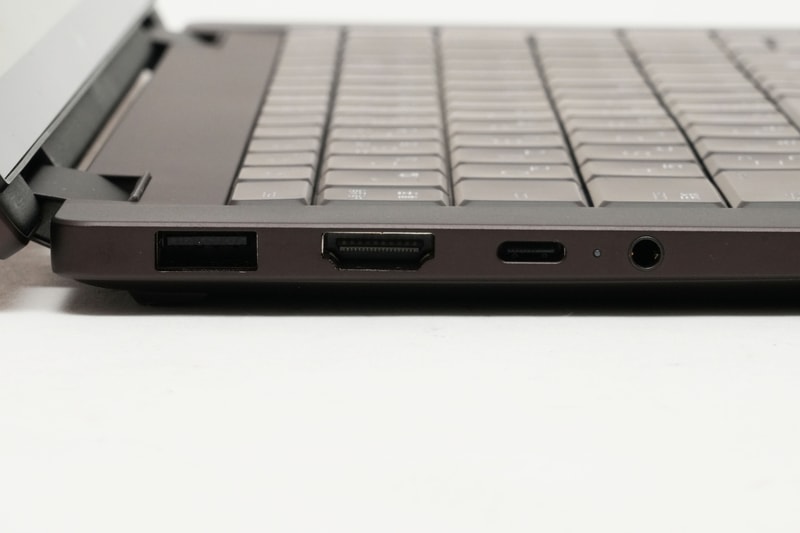 左側面にはUSB 3.2 Gen 2、HDMI 2.1、USB4(同)、3.5mmコンボジャックを配置