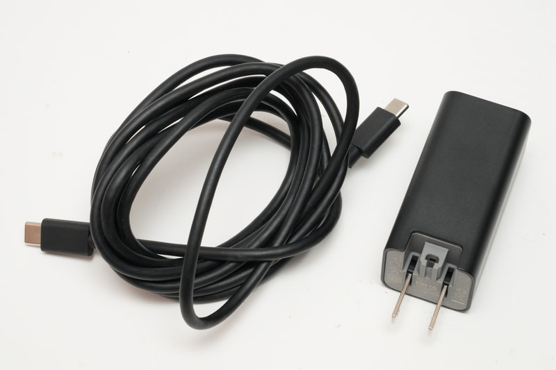 付属ACアダプタは65W出力のUSB Type-C接続タイプ。GaN採用でコンパクトだ