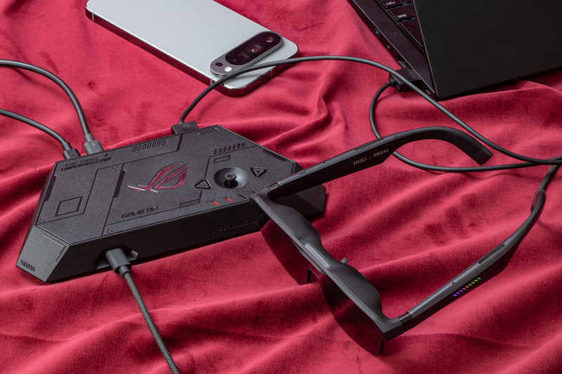 ROG Control Dockにはスマホ、ゲーミングノートPC、家庭用ゲーム機を同時接続可能。ケーブルを抜き差しせずに、スティック操作で接続先を切り替えられる